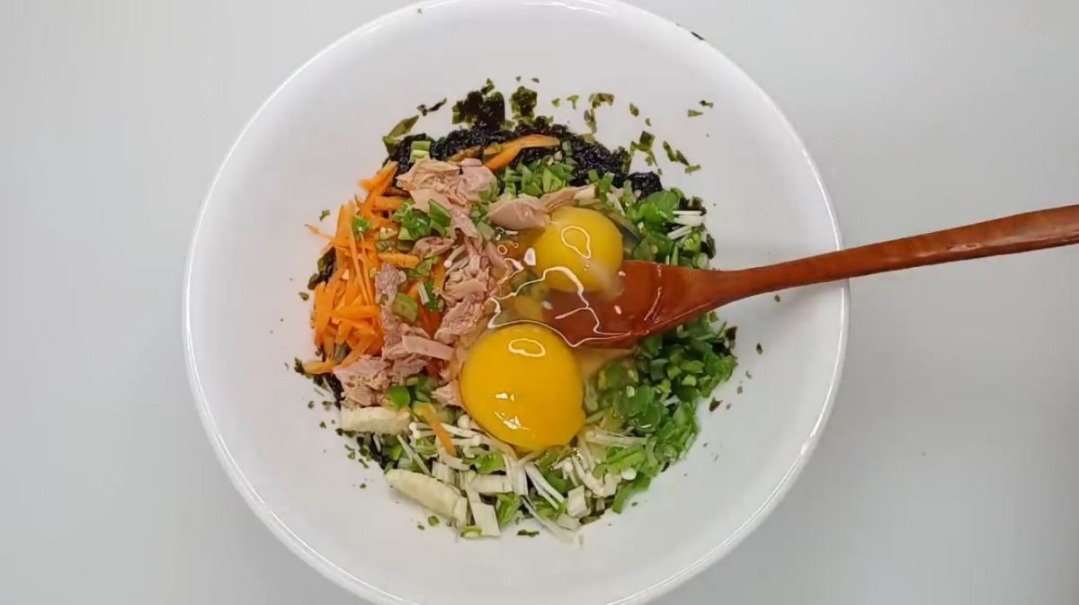 물에 불린 김에 냉장고에 남아 있는 채소를 잘게 썰어 넣어 반죽을 만든다. / 유튜브 '주부나라'