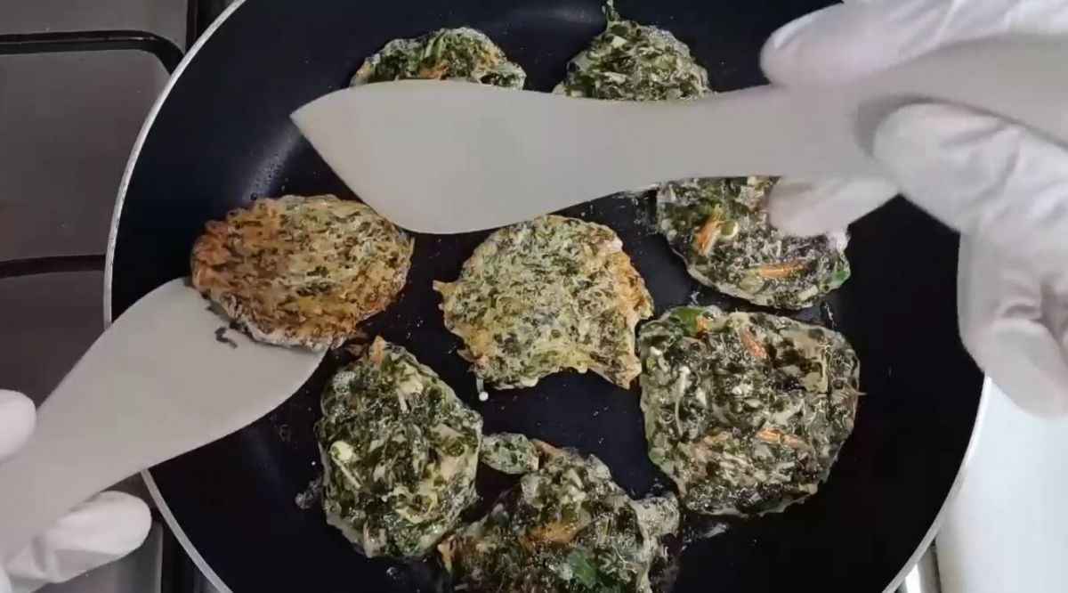 물에 불린 김과 채소들로 만든 반죽을 적당한 크기로 부쳐준다. / 유튜브 '주부나라'