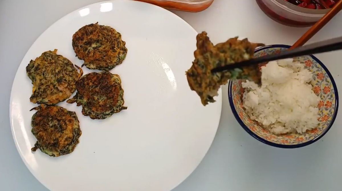 완성된 김 부침. 완성된 김 부침은 고소하고 밥하고도 잘 어울린다고 한다. / 유튜브 '주부나라'