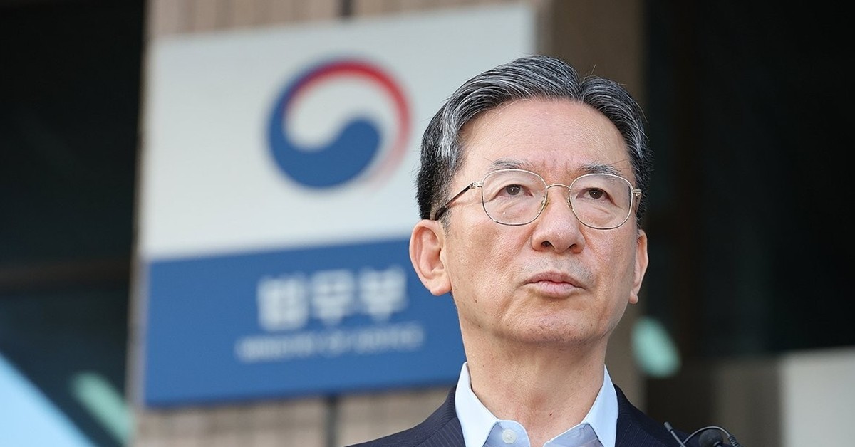건강상 이유와 함께 '검찰개혁 관련 주요 입법이 마무리됐다'는 취지로 사퇴 이유를 밝힌 정성호 법무부 장관이 18일 과천 법무부 청사를 나서며 기자의 질문에 답하고 있다. / 뉴스1