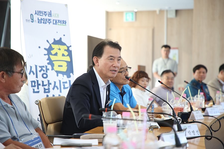 최현덕 시장이 조안면 ‘시장 좀 만납시다’에서 지역 주민들과 현안에 대해 의견을 나누고 있다