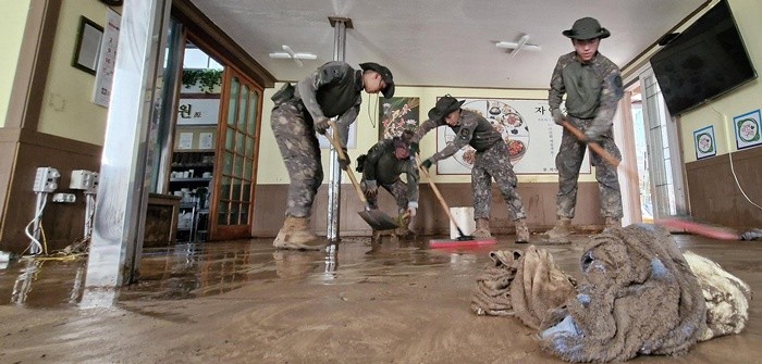 18일 극한 호우로 수해 피해를 본 경남 통영시 봉평동의 한 식당에서 육군 제39보병사단 8358부대 2대대 장병들이 수해복구 작업을 하고 있다. 2026.8.18/뉴스1