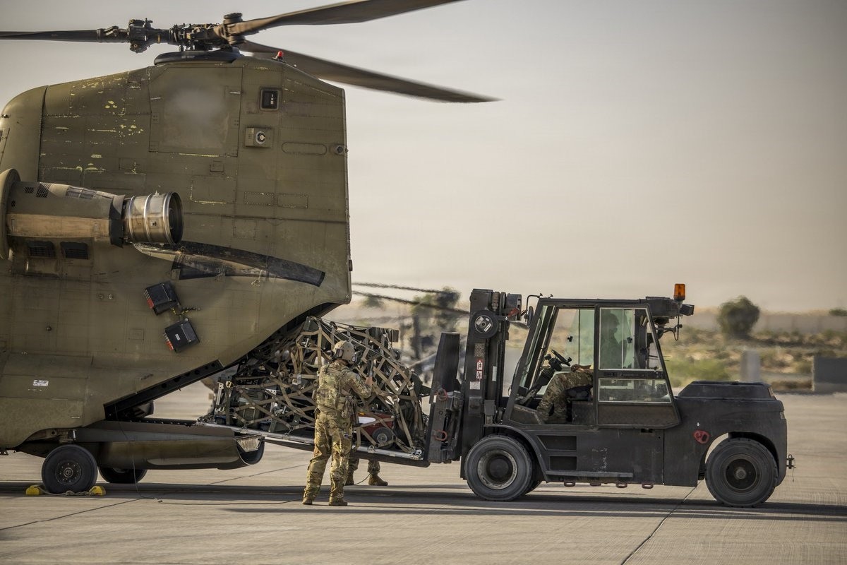 미국 육군 CH-47 치누크 헬리콥터 승무원이 중동의 한 비행장에서 화물을 싣고 있다. / 미 중부사령부 엑스 캡처