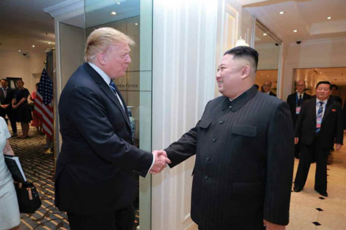 지난 2019년 2월 28일 베트남 하노이 메트로폴 호텔에서 만난 김정은 북한 국무위원장과 도널드 트럼프 미국 대통령. / 노동신문·뉴스1