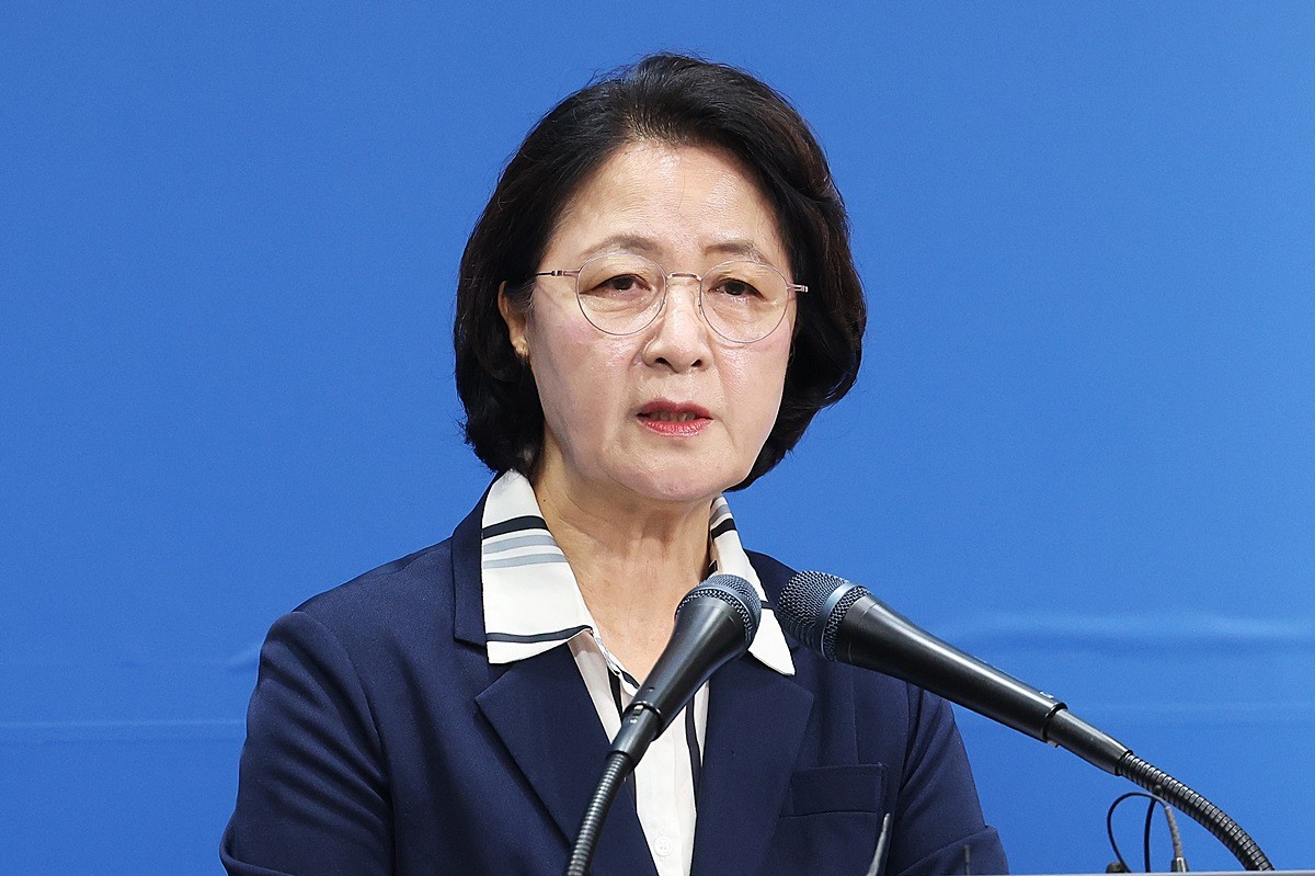 추미애 경기도지사. 기사 이해를 돕기 위한 자료 사진. 추미애 지사는 더불어민주당 전당대회에 대해 '위험했다'라고 비판했다. 추 지사는 18일 김대중 전 대통령 서거 17주기 추모식에 참석한 뒤 페이스북에 올린 글에서 '내부를 향한 공격과 적대시는 제 몸을 향해 공격하는 자가면역질환과 같았다'라며 이렇게 평가했다. / 뉴스1