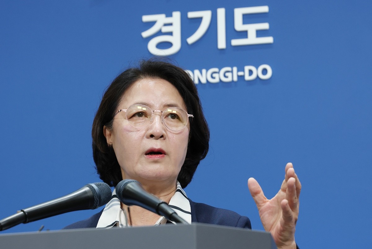 추미애 경기도지사. 기사 이해를 돕기 위한 자료 사진. 추미애 지사는 더불어민주당 전당대회에 대해 '위험했다'라고 비판했다. 추 지사는 18일 김대중 전 대통령 서거 17주기 추모식에 참석한 뒤 페이스북에 올린 글에서 '내부를 향한 공격과 적대시는 제 몸을 향해 공격하는 자가면역질환과 같았다'라며 이렇게 평가했다. / 뉴스1