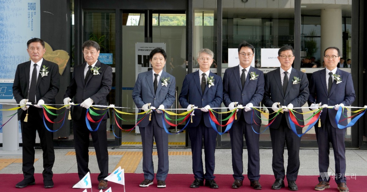 민형배 전남광주통합특별시장이 18일 목포시 김대중노벨평화상기념관서 열린 김대중 대통령 서거 17주기 추모 ‘내면의 기록’ 특별전 개막행사에서 내빈들과 테이프커팅식을 하고 있다. / 전남광주통합특별시
