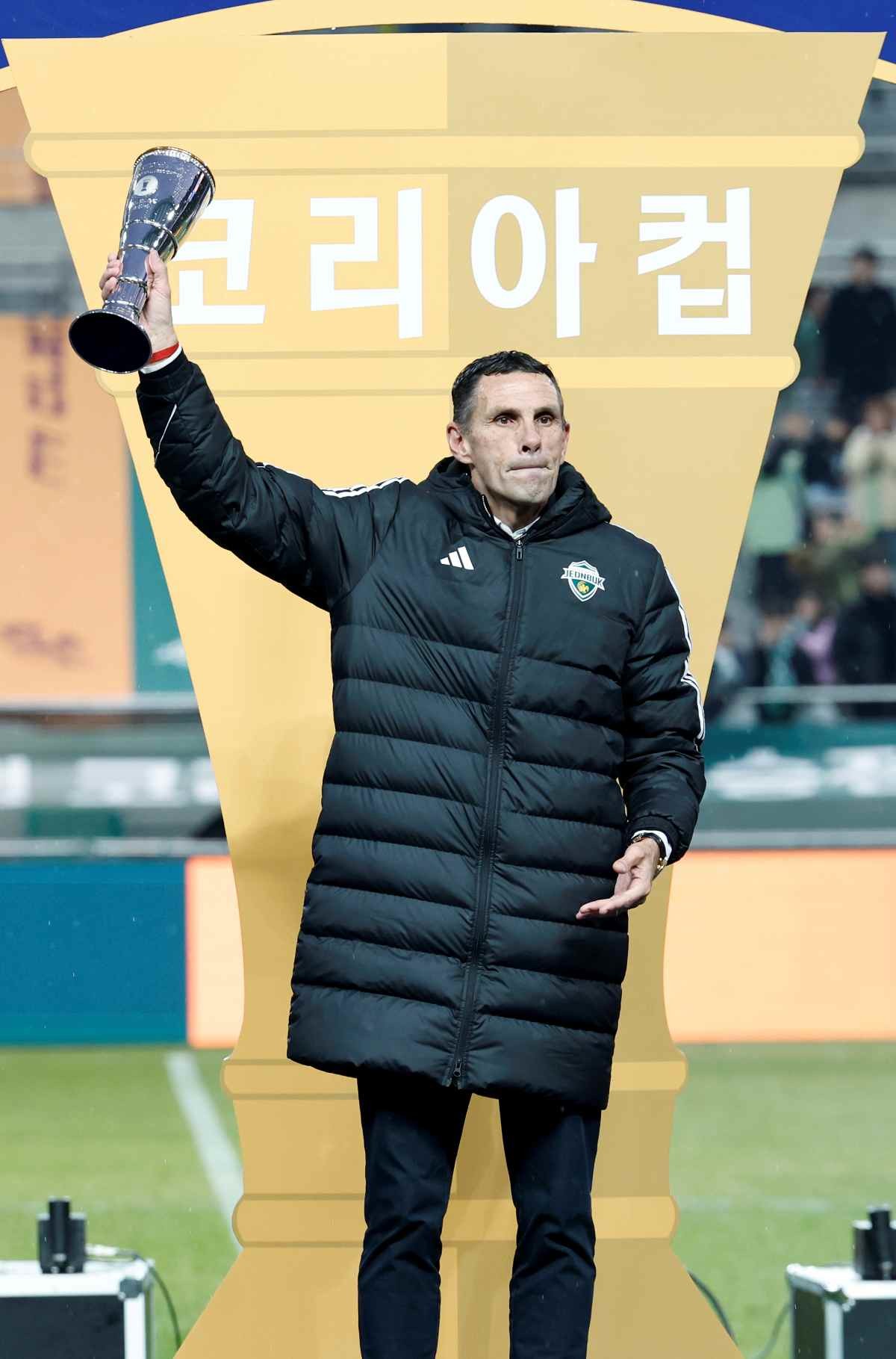 지난해 서울 마포구 월드컵로 서울월드컵경기장에서 열린 광주FC와 전북현대의 2025 하나은행 코리아컵 시상식에서 지도자상을 받은 전북현대 거스 포옛 감독이 포즈를 취하고 있다. / 뉴스1
