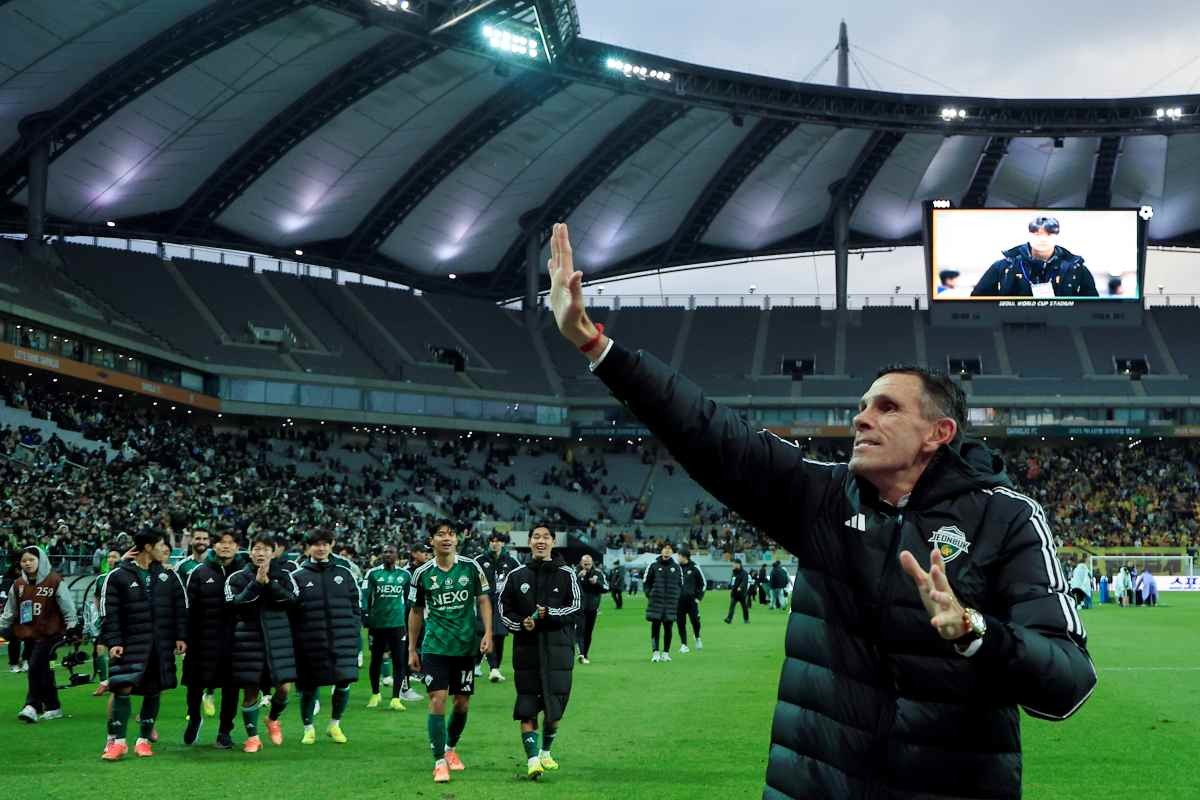 지난해 서울 마포구 월드컵로 서울월드컵경기장에서 열린 광주FC와 전북현대의 2025 하나은행 코리아컵 결승전에서 2대1로 승리해 우승을 차지한 전북현대 거스 포옛 감독이 서포터즈와 기쁨을 나누고 있다. / 뉴스1