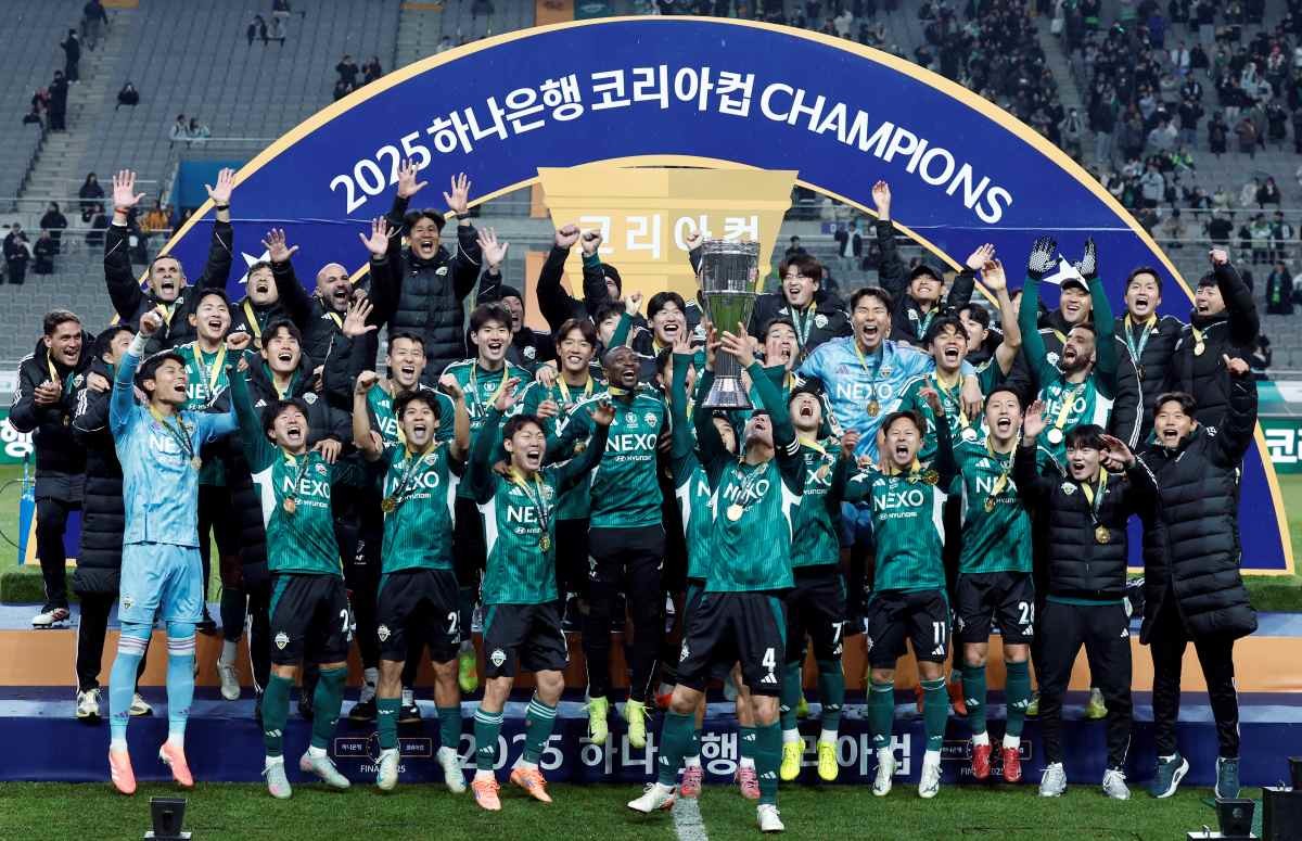 지난해 서울 마포구 월드컵로 서울월드컵경기장에서 열린 광주FC와 전북현대의 2025 하나은행 코리아컵 결승전에서 2대1로 승리해 우승을 차지한 전북현대 주장 박진섭이 거스 포옛 감독, 타노스 코치 및 선수단과 함께 우승트로피를 들어올리고 있다. / 뉴스1