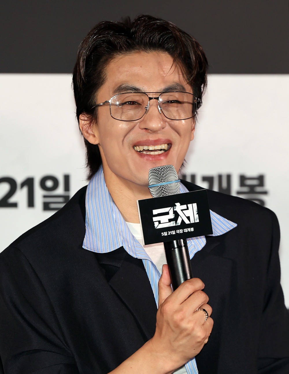 배우 구교환이 5월 20일 서울 용산구 CGV용산아이파크몰에서 열린 영화 '군체' 기자간담회에 참석해 취재진 질문에 답변하고 있다. '군체'는 정체불명의 감염사태로 봉쇄된 건물 안, 고립된 생존자들이 예측할 수 없는 형태로 진화하는 감염자들에 맞서 벌이는 사투를 그린 작품이다. / 뉴스1