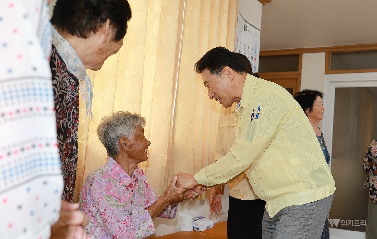 이남오 함평군수가 경로당이 지역 어르신들의 안전한 휴식공간이 될 수 있도록 세심한 관리가 필요하다는 점을 강조했다. / 함평군