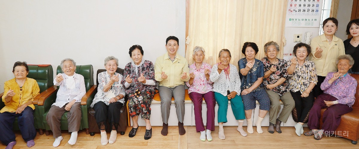 이남오 함평군수가 경로당이 지역 어르신들의 안전한 휴식공간이 될 수 있도록 세심한 관리가 필요하다는 점을 강조했다. / 함평군