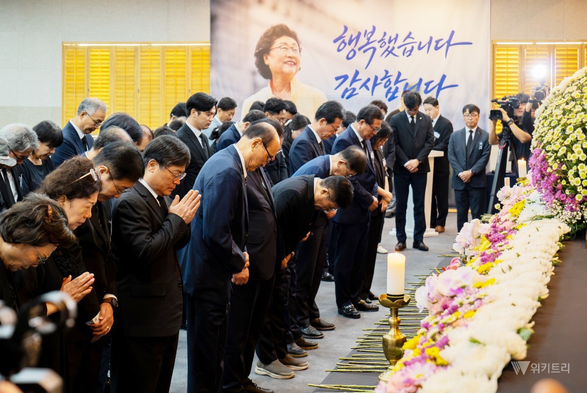 김 이사장의 영결식은 18일 오전 동신대학교 동강홀에서 열렸다. 행사는 묵념을 시작으로 전진 동신대학교 교학부총장의 고인 약력 소개, 영결사와 추도사, 조사, 추모영상 상영, 유족 인사, 헌화 등의 순으로 엄숙하게 진행됐다. / 동신대