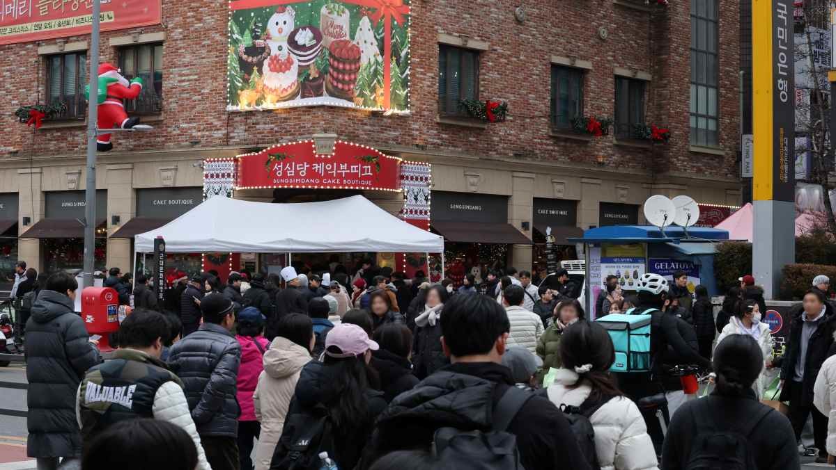딸기시루가 출시된 지난해 12월 대전 중구 성심당 일대에 빵을 사려는 고객들이 차례를 기다리고 있다. / 뉴스1
