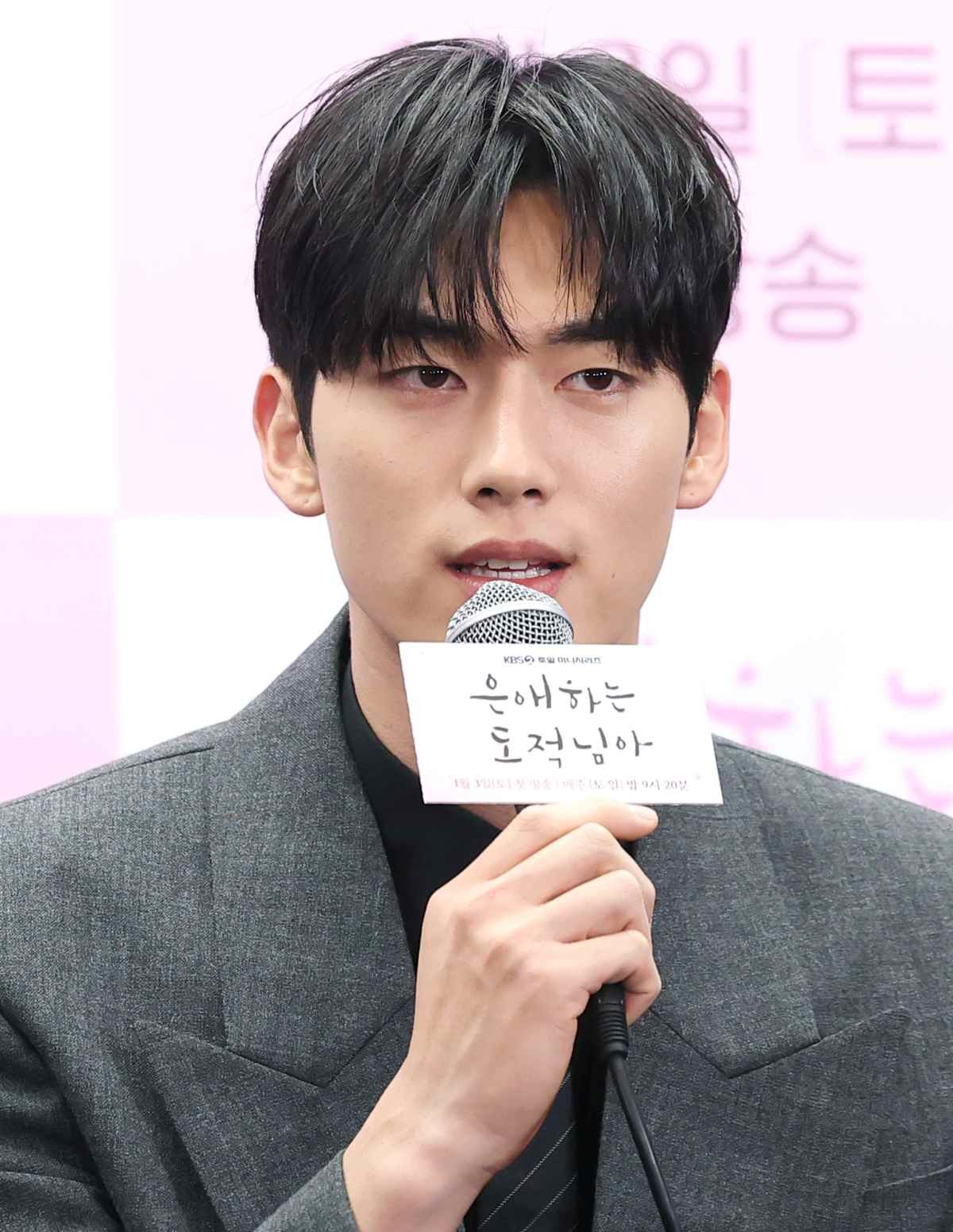 배우 홍민기가 지난해 서울 마포구 스탠포드호텔에서 열린 KBS 2TV 새 토일 미니시리즈 ‘은애하는 도적님아 제작발표회에 참석해 인사말을 하고 있다. / 뉴스1