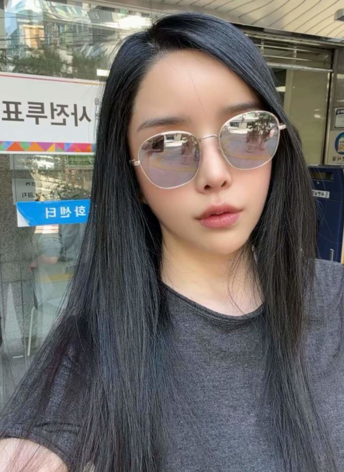 방송인 하리수가 전 남편인 가수 미키정과 이혼한 뒤에도 서로의 삶을 존중하며 지내고 있다고 밝혔다. / 하리수 인스타그램