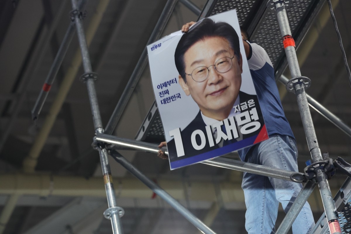 지난 17일 오후 대전 유성구 DCC대전컨벤션센터에서 열린 '제3차 정기전국당원대회'에서 한 참석자가 비계 구조물에 올라가 소동을 벌이고 있다. / 뉴
