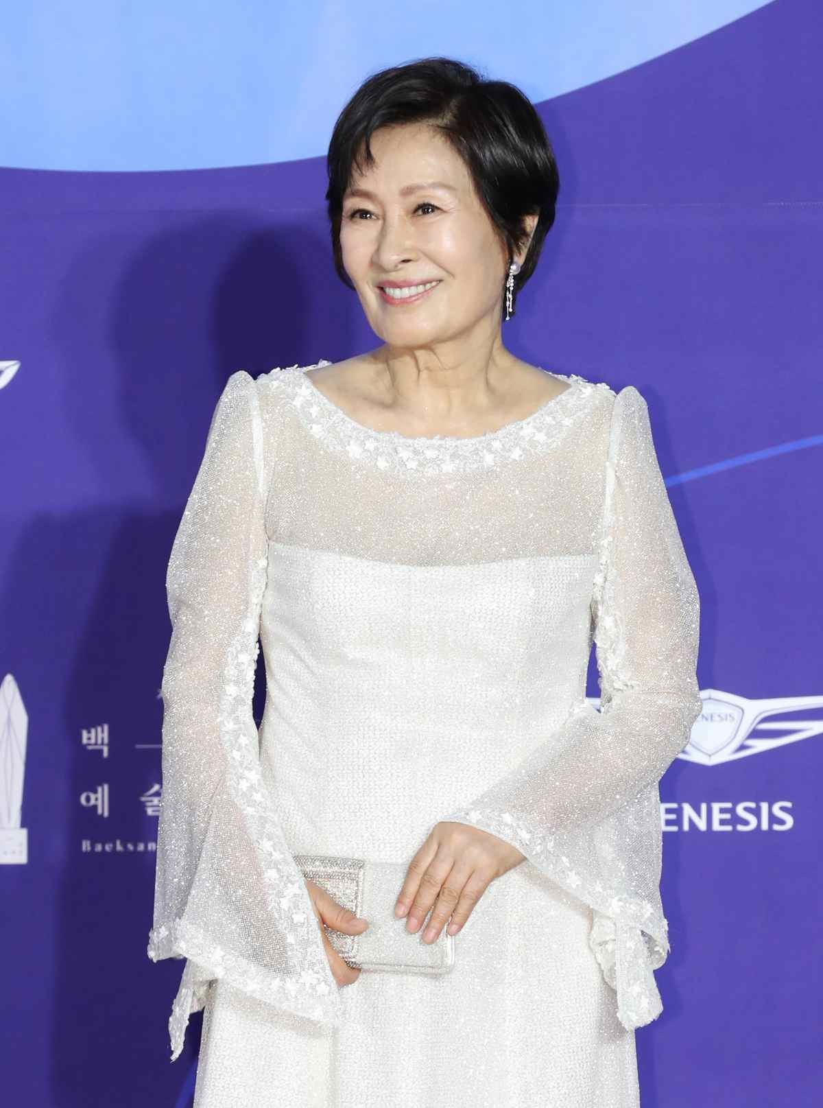 배우 김혜자가 2019년 서울 강남구 삼성동 코엑스에서 열린 '제 55회 백상 예술대상' 레드카펫 행사에 참석해 포즈를 취하고 있다. / 뉴스1