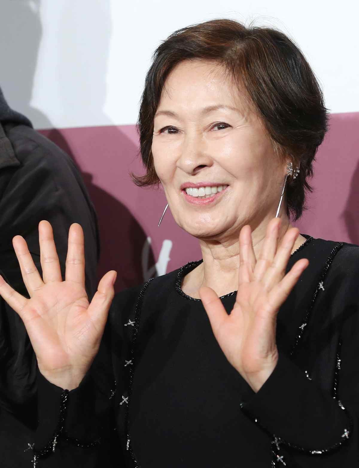배우 김혜자가 2019년 서울 영등포구 여의도 콘래드 호텔에서 열린 JTBC 새 월화드라마 ‘눈이 부시게’ 제작발표회에 참석해 포즈를 취하고 있다. / 뉴스1
