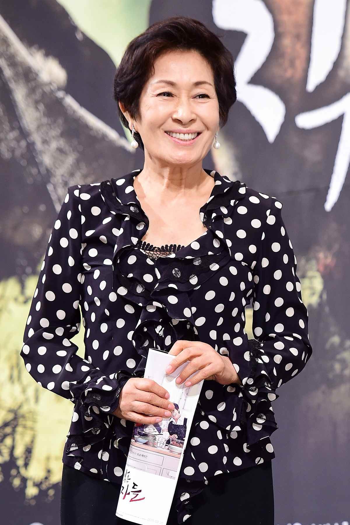 배우 김혜자가 2015년 서울 영등포구 여의도 콘래드 호텔에서 열린 JTBC 새 월화드라마 ‘눈이 부시게’ 제작발표회에 참석해 포즈를 취하고 있다. / 뉴스1