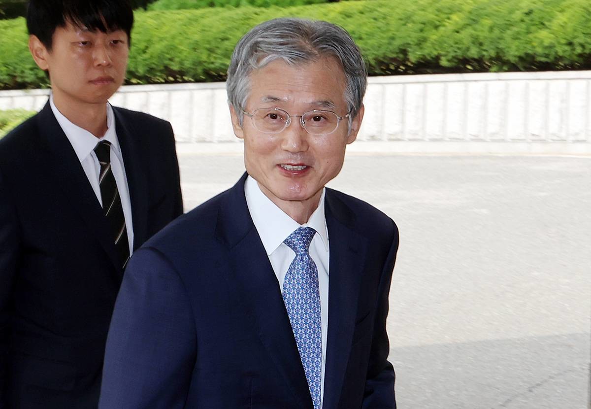 조희대 대법원장이 19일 오전 서울 서초구 대법원으로 출근하고 있다. 앞서 조 대법원장은 지난 18일 노태악 전 대법관과 이흥구 대법관 후임으로 손봉기(60·22기) 대구지방법원 부장판사와 김성수(57·24기) 서울고등법원 부장판사를 이재명 대통령에게 임명 제청했다. 통상 대법원장이 조율을 거친 뒤 대통령을 찾아가 '대면 제청'하는 관례를 깨고, 조 대법원장이 조율 없이 청와대에 제청 후보를 사실상 '서면 통보' 한 것으로 파악돼 상당한 파장이 불가피할 전망이다 / 뉴스1