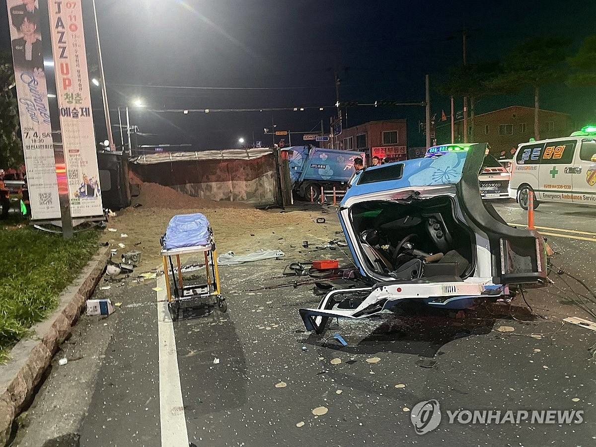 경북 영천서 청소차·덤프트럭 사고…환경미화원 3명 사망 / 영천시 제공, 연합뉴스