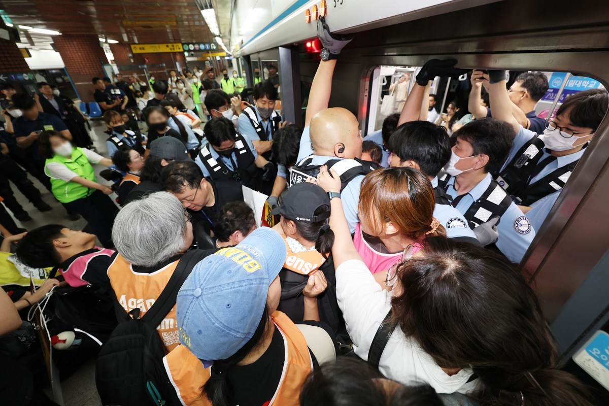 전장연, 지하철 탑승 시위 돌연 중단…무슨 일이? 