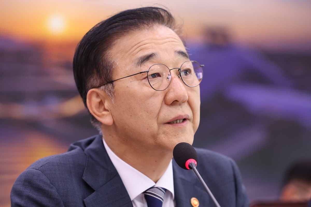 김윤덕 국토교통부 장관이 19일 서울 여의도 국회에서 열린 국토교통위원회 전체회의에서 의원질의에 답하고 있다. 김윤덕 장관은 서울 용산공원에 주택을 공급하는 방안을 검토하는 것과 관련해 '용산공원 전체의 녹지를 밀고 주택을 짓는 것은 전혀 아니'라고 강조했다. 김 장관은 19일 서울 여의도 국회에서 열린 국토교통위원회 전체회의에서 '공원·녹지로서의 기능을 일부 상실하고 있는 곳에 제한적으로 주택, 특히 청년주택을 공급하는 대안이 있을 수 있는지를 검토하겠다는 것'이라며 이렇게 말했다. / 뉴스1