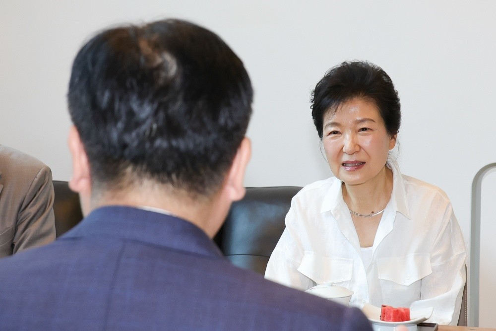 박근혜 전 대통령이 19일 오전 대구 달성군 유가읍 사저를 찾은 정점식 국민의힘 원내대표와 대화를 나누고 있다. / 국민의힘 제공 - 뉴스1