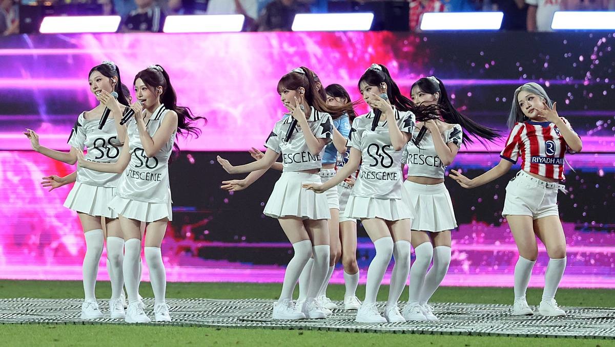지난 9일 오후 서울 마포구 서울월드컵경기장에서 열린 쿠팡플레이 시리즈 아틀레티코 마드리드와 맨체스터 시티의 경기, 걸그룹 리센느가 하프타임에 열정적인 무대를 펼치고 있다 / 뉴스1