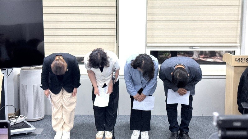 대전 대덕구 의회 더불어민주당 이삼남·정미선·서미경·정창희(왼쪽부터) 의원이 19일 대전시의회 기자실에서 기자 회견을 열고 원 구성 파행에 고개 숙여 사과하고 있다./사진=김지연 기자