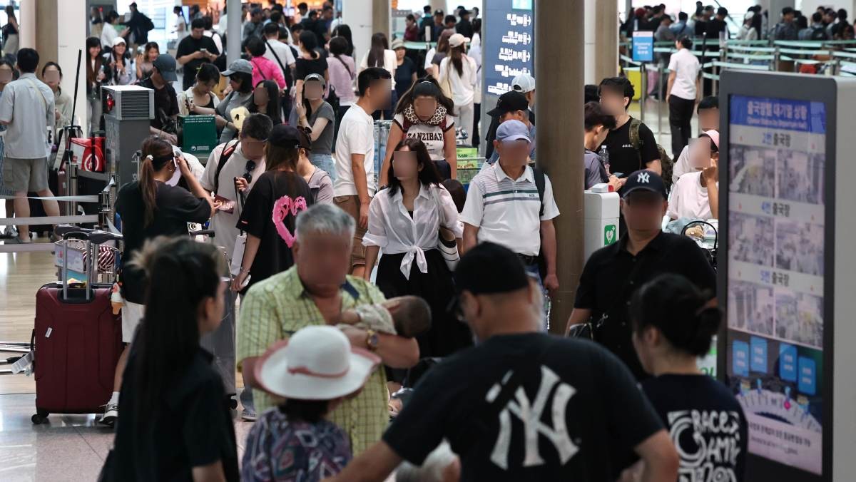 인천국제공항 1여객터미널 출국장이 해외로 떠나려는 여행객들로 북적이고 있다. / 뉴스1