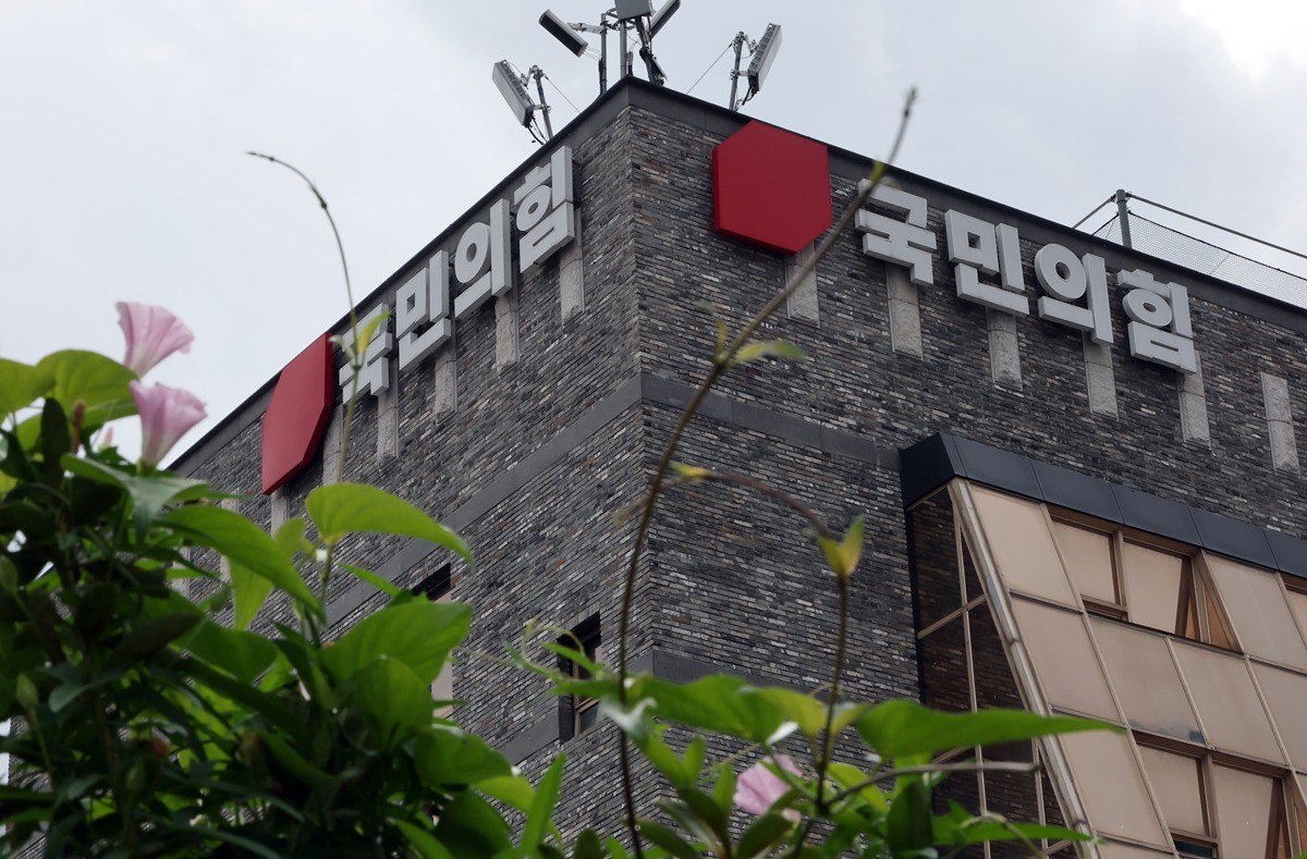 서울 여의도 국민의힘 당사 모습. 기사 이해를 돕기 위한 자료 사진. 국민의힘 중앙윤리위원회가 20일 회의를 열어 자당 현역 의원 4인에 대한 징계 여부와 수위를 결정할 것으로 19일 알려졌다. 국민의힘 윤리위가 전날(18일) 징계 심의 대상인 의원 4인을 불러 소명을 들은 데 이어 이틀 만에 다시 회의를 소집한 것이다. 국민의힘 당무감사실은 19일 언론 공지를 통해 '중앙윤리위원회는 내일 오전 10시 30분 제19차 회의를 개최해 진종오 당원(국회의원)에 대한 소명 절차를 진행할 예정'이라고 밝혔다. 국민의힘 관계자는 연합뉴스에 '내일 회의에서 징계 수위에 대해 결론을 낼 가능성이 크다'라고 전했다. / 연합뉴스