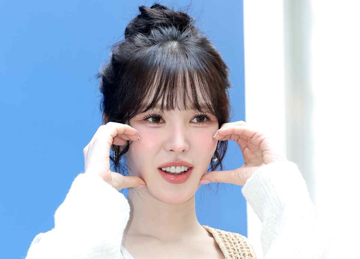레드벨벳 웬디가 지난해 서울 강남구 LF 본사에서 열린 패션브랜드 바네사브루노(VANESSA BRUNO) 행사에 참석해 포즈를 취하고 있다. / 뉴스1