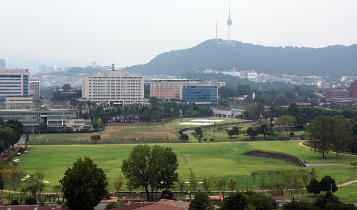 용산공원 주변 개발을 통한 주택 공급 가능성을 놓고 정부와 서울시가 엇갈린 입장을 보이는 와중에 더불어민주당과 정부는 19일 당정협의회를 열고, 국민 의견 수렴을 위한 여론조사를 실시하는 방안을 검토하기로 했다. 사진은 이날 서울 용산구 용산공원 일대 모습. 2026.8.19/뉴스1