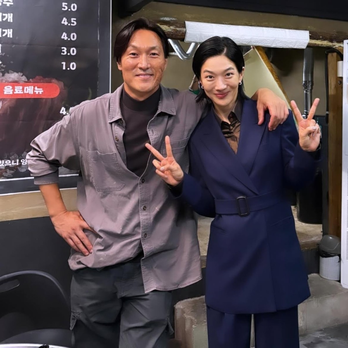 영화 '파묘'와 드라마 '킬러들의 쇼핑몰' 시즌2에 함께 출연한 배우 김재철과 정윤하. / 정윤하 인스타그램