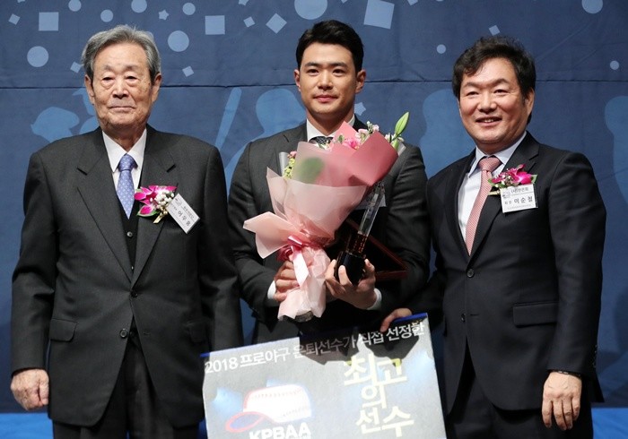 6일 오전 서울 서초구 양재동 엘타워에서 열린 '2018 제6회 한국프로야구 은퇴선수의날 행사'에서 최고의 선수상을 수상한 두산 김재환(가운데)이 상패를 들고 포즈를 취하고 있다. 왼쪽부터 야구원로 어우홍 감독, 김재환, 이순철 한국프로야구은퇴선수협회 회장. 2018.12.6/뉴스1