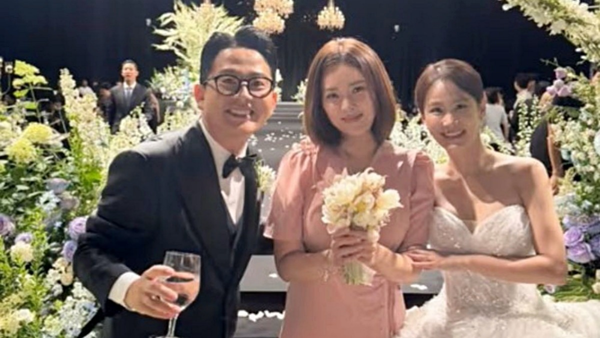 “<b>노처녀</b> 드디어 <b>탈출</b>” 김준호김지민 부케 받은 개그우먼, 깜짝 <b>결혼</b>...