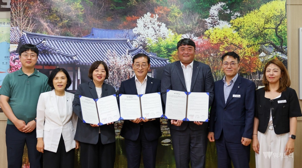 쏠비치진도 최창식 매니저, 김미순 부군수, 쏠비치진도 방혜은 총지배인, 이재각 진도군수, 보배야놀자 영어조합법인 김시흥 대표, 박태종 수산지원과장, 김선하 전략품종육성팀장(왼쪽부터) / 진도군