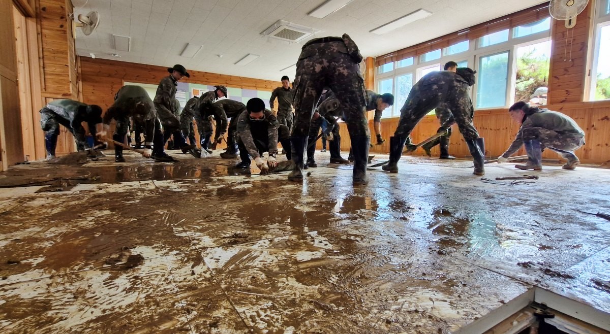 19일 경남 거제시 장평초등학교에서 육군 제39보병사단 기동·공병대대 장병들이 수해 복구 작업을 하고 있다. / 뉴스1