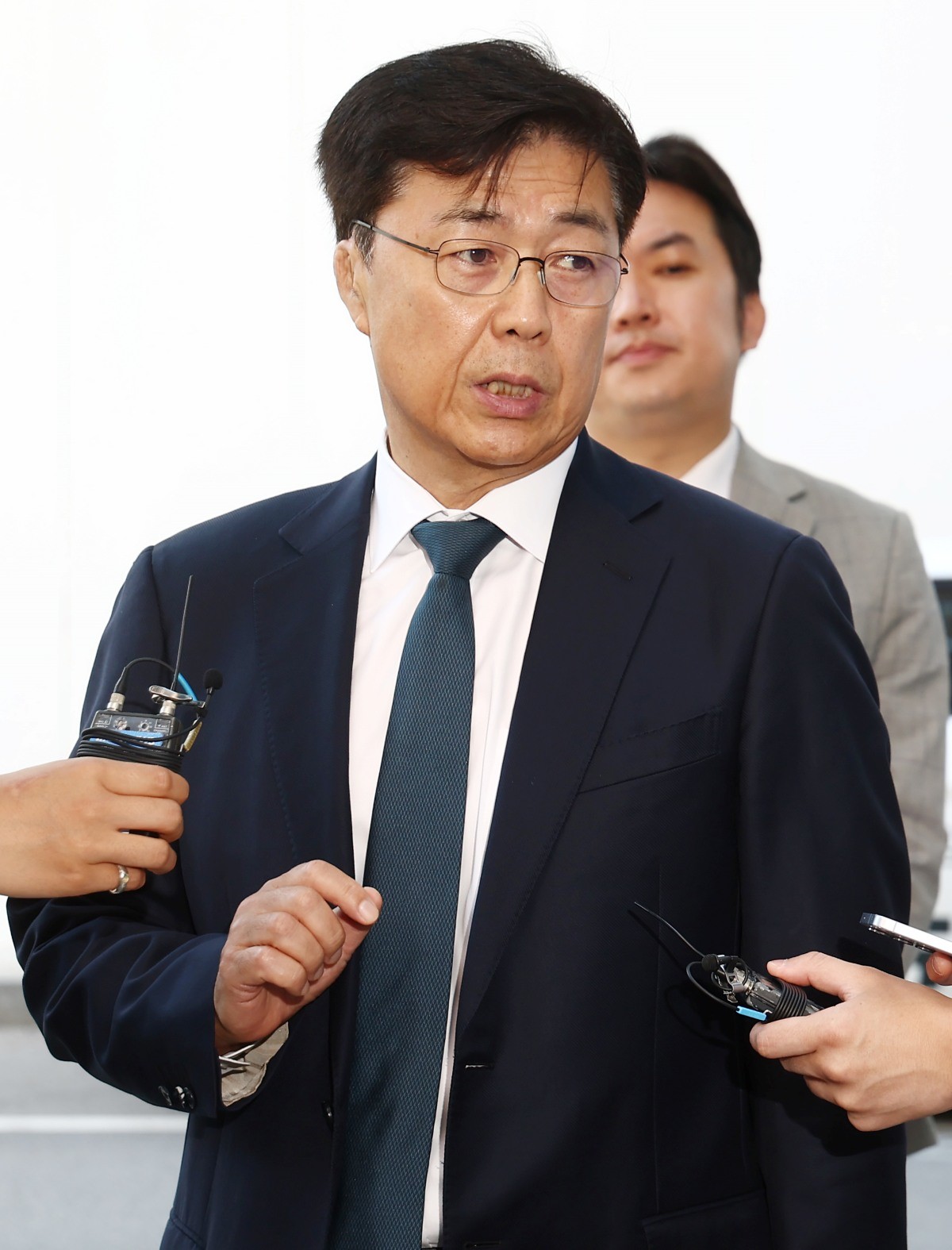 홍장원 전 국가정보원 1차장이 지난 6월 26일 12·3 비상계엄 선포 직후 미국 등 주요 우방국에 계엄의 정당성을 옹호하는 메시지를 전달하도록 지시했다는 의혹과 관련해 4차 피의자 조사를 받기 위해 경기 과천 2차 종합특검 사무실로 출석하며 취재진 질의에 답변하고 있다. / 뉴스1