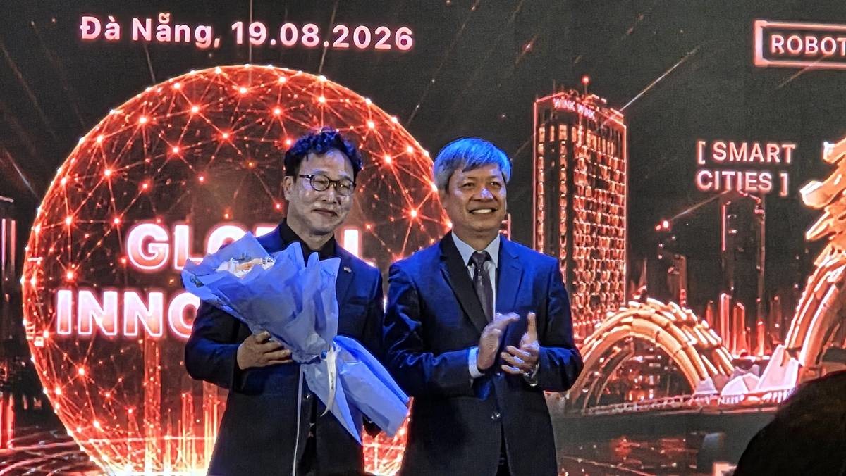 ‘SURF 2026 – Da Nang Innovation Startup Festival’ 공식 개막식에서 최종태 협회장이 다낭시 인민위원회로부터 D2D 개소에 대한 감사 화환을 받고 있다./대경ICT산업협회
