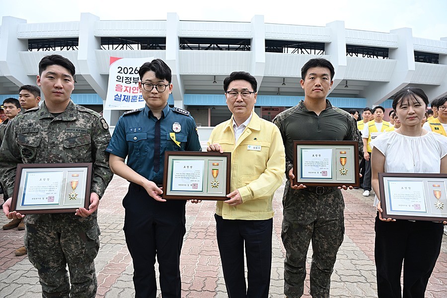 김원기 의정부시장이 8월 19일 의정부종합운동장에서 진행된 ‘2026년 을지연습 실제훈련’에서 훈련 참여 유공자들에게 표창을 수여한 뒤 기념촬영을 하고 있다