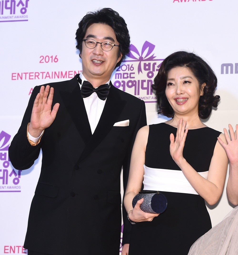 홍혜걸-여에스더 부부가 과거 2016년 12월 29일 오후 서울 상암동 MBC 공개홀에서 열린 ‘2016 MBC 방송연예대상’ 레드카펫 행사에 참석해 포즈를 취하고 있다. / 뉴스1