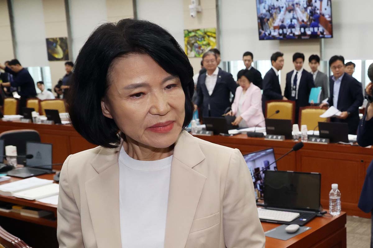 이진숙 국민의힘 의원이 19일 오전 서울 여의도 국회에서 열린 과학기술정보방송통신위원회 전체회의에서 정회 후 회의장을 나서고 있다. 이날 회의는 이 의원의 5·18 민주화운동 왜곡·폄훼 논란을 놓고 충돌하면서 오전 내내 파행을 거듭했다. / 뉴스1