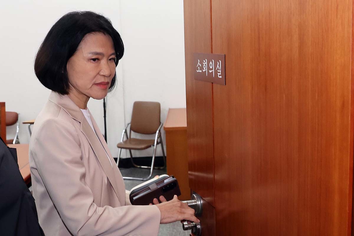 이진숙 국민의힘 의원이 19일 오전 서울 여의도 국회에서 열린 과학기술정보방송통신위원회 전체회의에서 정회 후 송기헌 위원장과 면담을 위해 이동하고 있다. 이날 회의는 이 의원의 5·18 민주화운동 왜곡·폄훼 논란을 놓고 충돌하면서 오전 내내 파행을 거듭했다. / 뉴스1