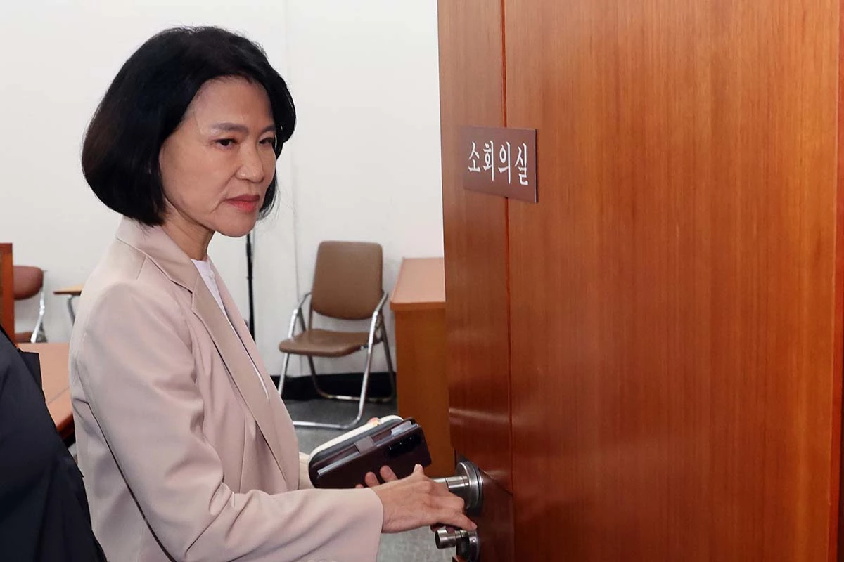 이진숙 국민의힘 의원이 19일 오전 서울 여의도 국회에서 열린 과학기술정보방송통신위원회 전체회의에서 정회 후 송기헌 위원장과 면담을 위해 이동하고 있다. 이날 회의는 이 의원의 5·18 민주화운동 왜곡·폄훼 논란을 놓고 충돌하면서 오전 내내 파행을 거듭했다. / 뉴스1