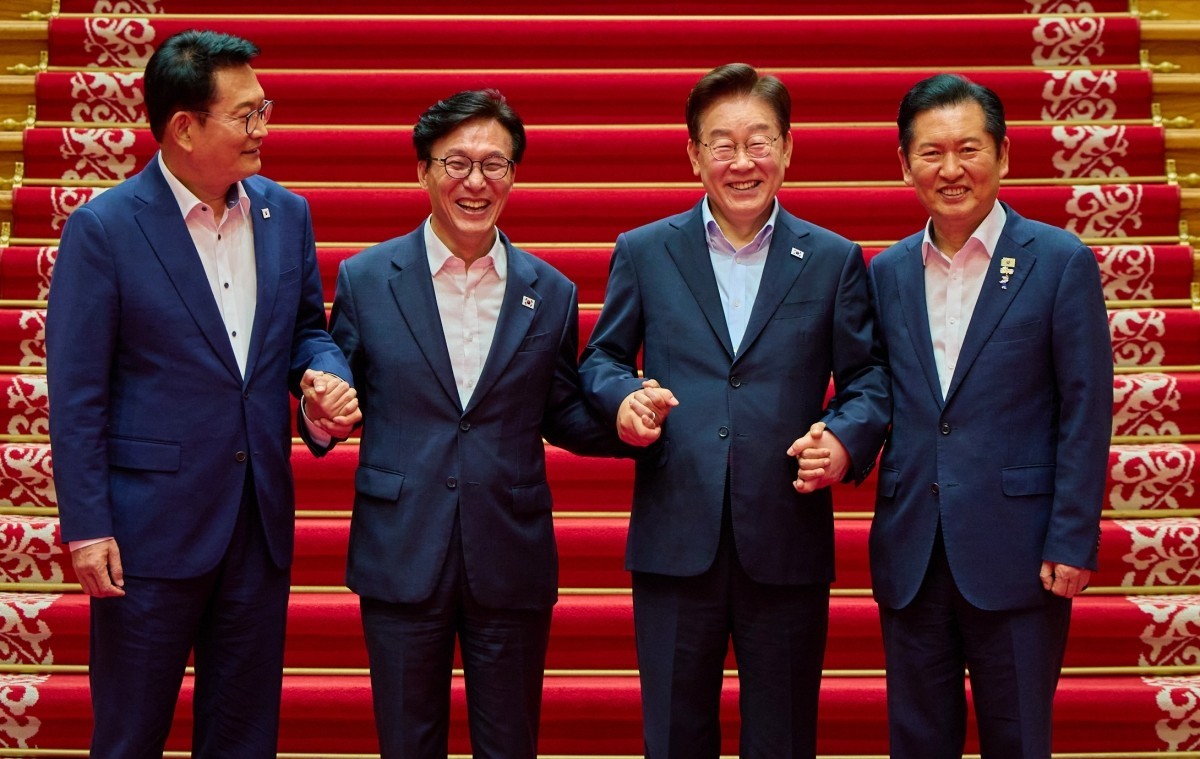 이재명 대통령이 지난 19일 청와대에서 열린 더불어민주당 당대표·후보자 만찬 간담회에서 김민석 신임 대표와 정청래·송영길 후보와 기념촬영을 하고 있다. 왼쪽부터 송영길 후보, 김민석 대표, 이재명 대통령, 정청래 후보. / 청와대 제공-뉴스1
