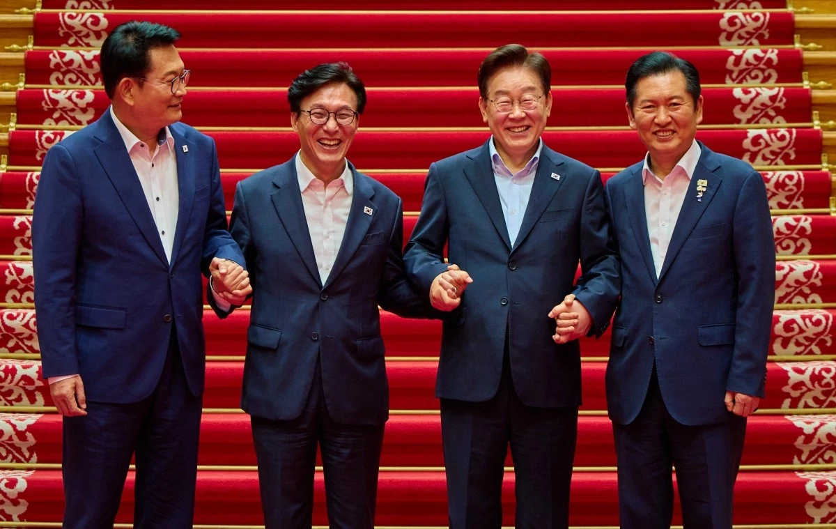 이재명 대통령이 지난 19일 청와대에서 열린 더불어민주당 당대표·후보자 만찬 간담회에서 김민석 신임 대표와 정청래·송영길 후보와 기념촬영을 하고 있다. 왼쪽부터 송영길 후보, 김민석 대표, 이재명 대통령, 정청래 후보. / 청와대 제공-뉴스1